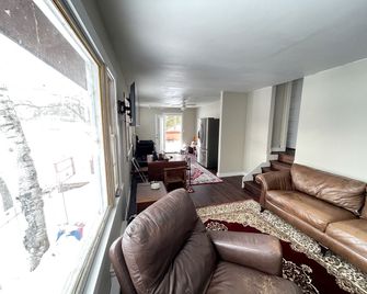 Little Red Cabin Rental by the Lake for a Weekend Getaway in Wisconsin - Centuria - Living room