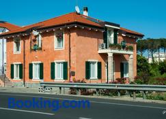 Guest House Arancia145 - Ceriale - Gebouw