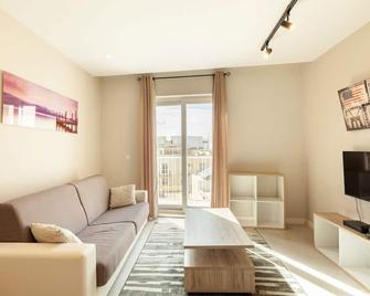 Stylish 1-Bedroom Apartment in Malta - Pietà - Living room