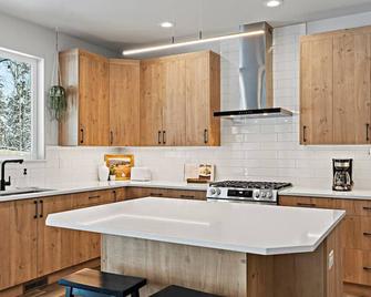 Strutz · Luxury Home Minutes From Skiing With Hot Tub! - Anchorage - Kitchen