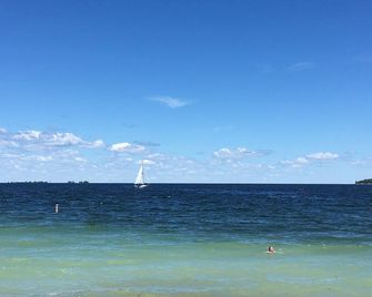The Sister Bay Getaway: Water View & Downtown! Come enjoy Door County! - Sister Bay - Beach