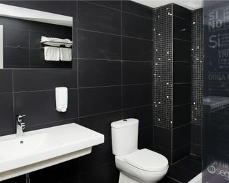 Hostal Joaquín Costa Un Punto Chic - Huesca - Bathroom