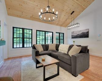 Secluded Wilmington Cabin: Fire Pit & Grill - Wilmington - Obývací pokoj