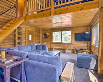 Rustic Idaho Cabin 10 Mi to Payette Lake! - New Meadows - Living room