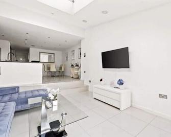 Weybridge Home - Weybridge - Living room