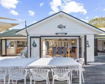 River Palms Retreat - Paihia Holiday Home - 哈魯魯 - 天井