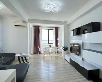 Deluxe Nicolle Solid Residence Mamaia - Mamaia - Living room