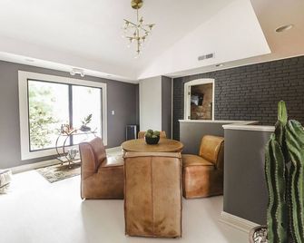 Industrial Modern House for Sleep + Play - Bowling Green - Dining room