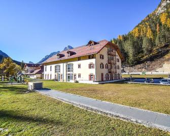 Amazing Apartment In Località Carbonin - Carbonin - Edifício