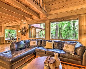 Three Enchanting Riverfront Cabins: Hot Tub Access - Index - Sala de estar