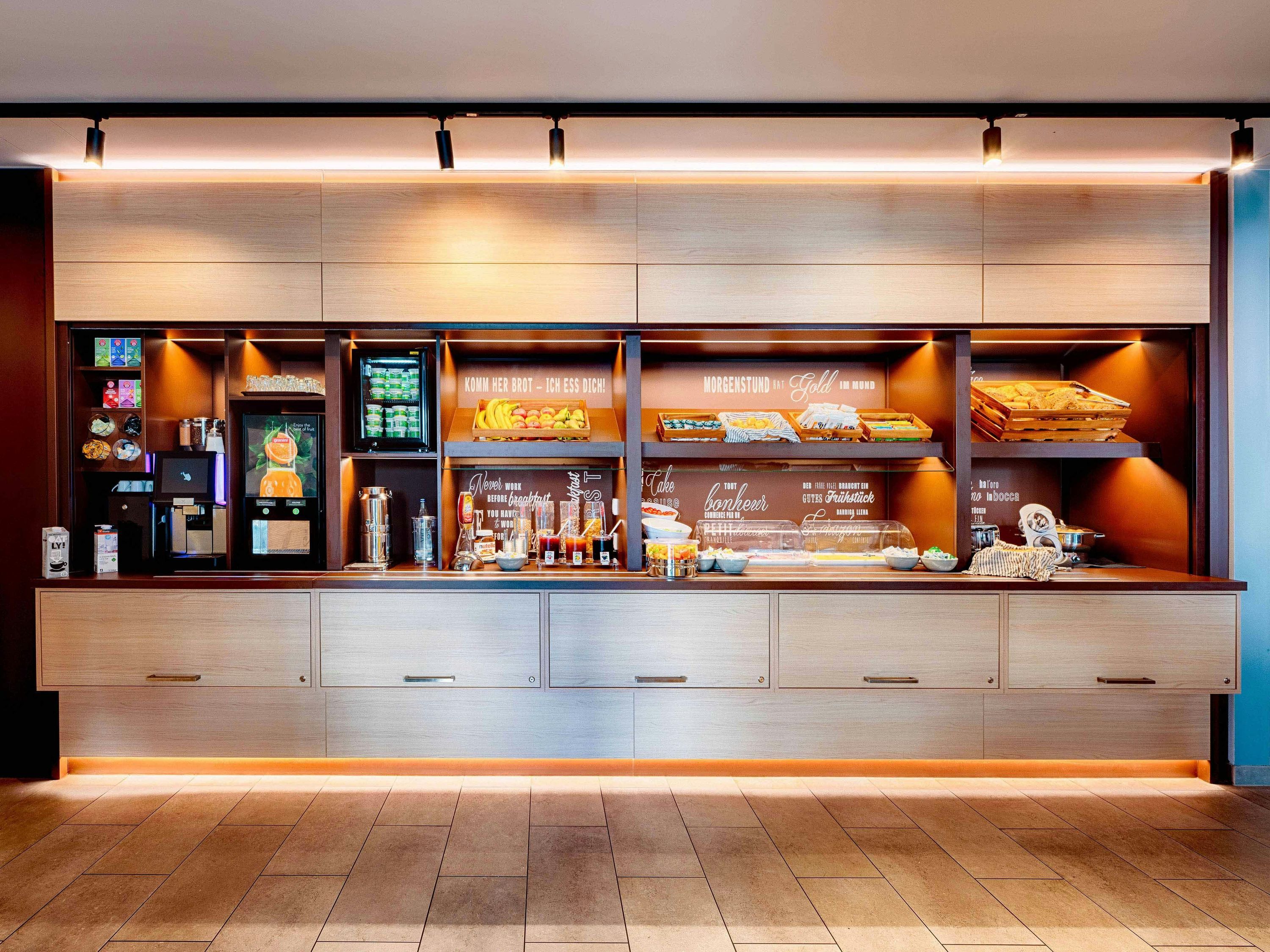 B&B Hotel Lübeck Berliner-Platz - ליבק - בר