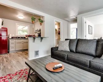 Remodeled 2 bdrm duplex near the U of O - Eugene - Living room