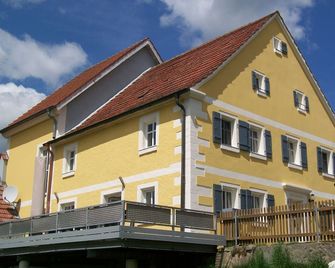Großes Ferienhaus (110m2) mit Garten & Sonnenterrasse - Ansbach - Budova