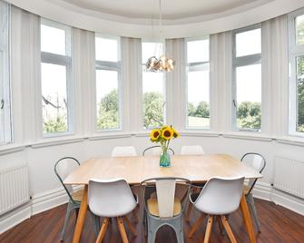 Luxury Harrogate Property With Amazing Cherry Blossom Views, parking and WiFi - Harrogate - Comedor