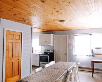 Beachfront Cottage In Wasaga Beach - Sandpiper Beach Resort - Cottage # 10 - Wasaga Beach - Kitchen