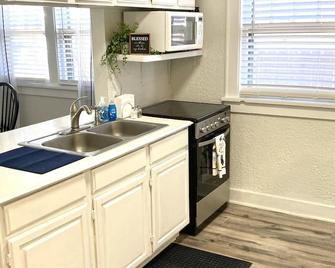 Houston Whiteside Cottage - Hutchinson - Kitchen