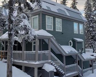 3 Storey, 6 Bedroom, 5 Bthrm, 2 Kitchens, Ski in/Ski out Multi-Family Mountain H - Lumby - Building