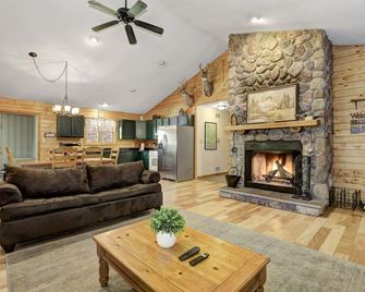 Woodland Cabin Getaway - Greentown - Sala de estar