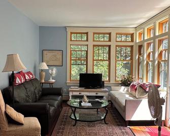 Vineyard Hearth - Where Coastal Calm Meets Countryside Comfort. - West Tisbury - Living room