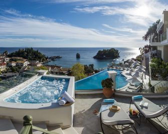 Irida Boutique Hotel - פארגה - בריכה