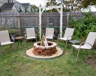 Walkable to all in Downtown Seaford! Clean 1 bed basement unit - Seaford - Innenhof