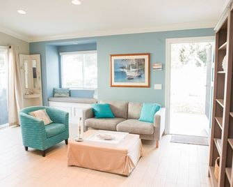 Completely Remodeled Beach Bungalow! Everything You Could Ask For! - Oceanside - Living room