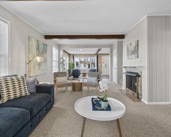 Colonial steps from beach: 3BR, 2BA Oasis with Hot Tub - West Haven - Living room