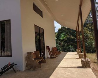 Swiss chalet style cottage - San Gerardo de Dota - Patio