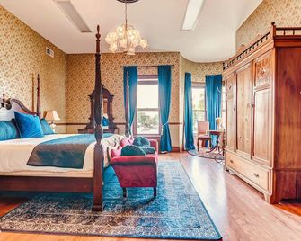 Luxury Historic Escape | Whole House Sleeps 18 | Walkable Location - Springfield - Bedroom
