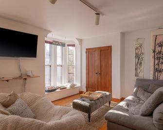 Furnished 1BR/1BA Walk to Maine Med/Mercy. Parking & All utilities included! - Portland - Sala de estar