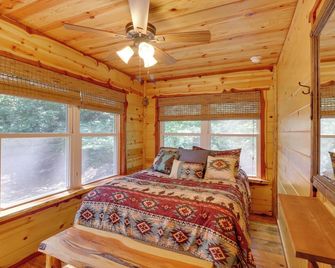 Romantic Mountain View Cabin Rental Near Downtown! - Mountain View - Спальня