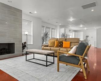 Relax and peaceful 4 BD house with fireplace - Sherman - Living room