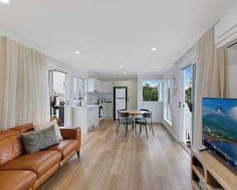 Cooee Cottage. Where coastal charm meets joyful living at Terrigal Beach. - Terrigal - Sala de estar