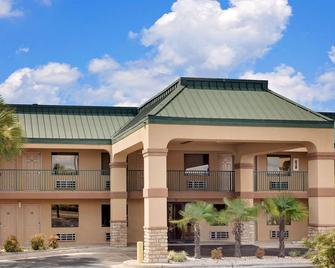 Super 8 by Wyndham Byron/South Macon - Byron - Gebouw
