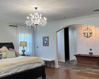 Local landmark 4-bedroom estate with WiFi, AC on large farm in Forest, MS - Forest