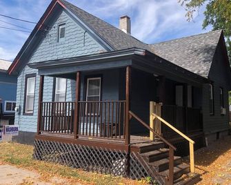 Cozy 2-bedroom bungalow in peaceful Utica with AC - Utica - Budova
