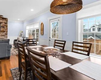 Private Hilltop Home in Popular Plaza Midwood - Charlotte - Dining room