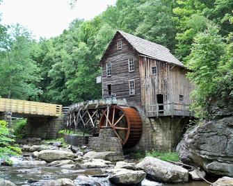 Lil Red Ranch House so secluded yet only 10 mins from town. - Lewisburg - Gebäude