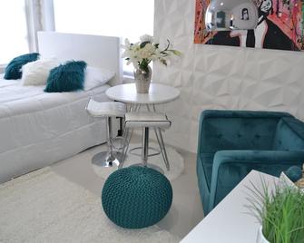Small Studio Downtown Hollywood Queen Bed Lux 26 - Hollywood - Living room