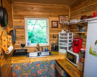 Experience Glamping on a budget!! Self contained, quiet, romantic, swim, fish, - Maple Ridge - Kitchen