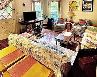 Dunsmuir Cellar Cottage - Dunsmuir - Living room