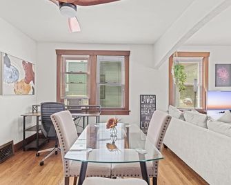 Cozy 3BD Craftsman - Ample Parking, Walk to Craig - Englewood - Comedor