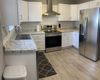 Spacious 4 bedroom cottage near Current River - Van Buren - Kitchen