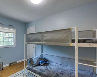Harpers Ferry Cabin - Walk to Private Lake! - Charles Town