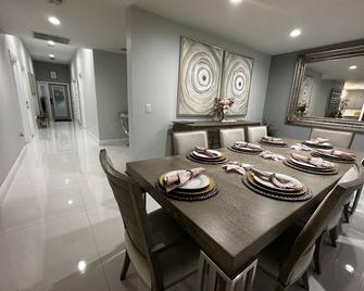 Ultimate Modern Vacation Home - Coral Springs - Dining room