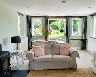 Peaceful cottage nr Ludlow & Leominster, newly renovated, large garden & orchard - Leominster - Living room