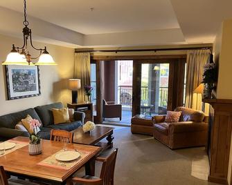 Great Location at base of Mt! Sleeps 4. - Crested Butte - Living room