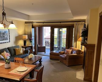 Great Location at base of Mt! Sleeps 4. - Crested Butte - Living room