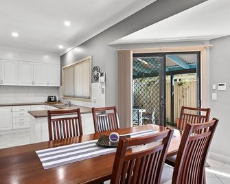 3-45 Park Street - Spacious Townhouse - Evans Head - Comedor