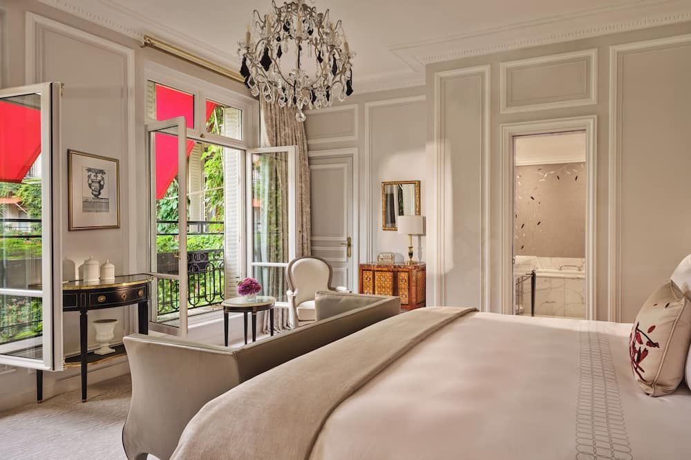 فندق بلازا أتينيه باريس